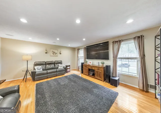 Photo 4 of Sale Pending at 2711 Georgian Ct, Marietta, GA 30068 | MLS# 10762077 | Listing updated on 2026-09-08