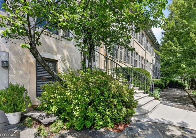 Listing Photo 2 - Condo for sale in building located at 200 Montgomery Fry Dr Ne, Atlanta, GA 30309 - Unit #19