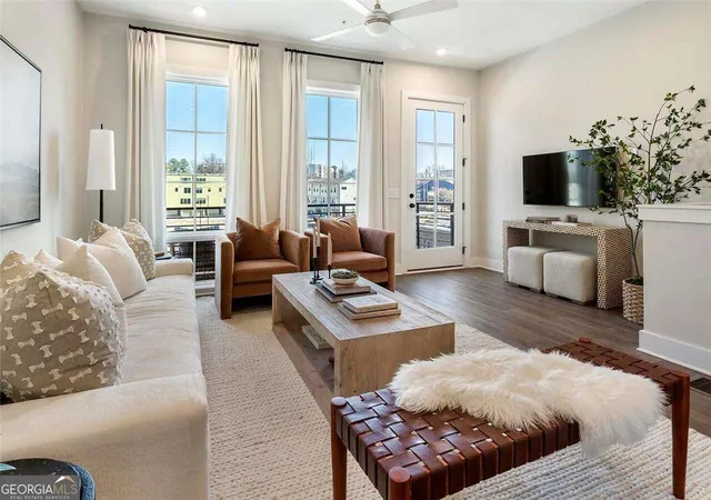 Listing Photo 4 - Condo for sale in building located at 990 Bibbs Cir NW, Atlanta, GA 30318 - Unit #35