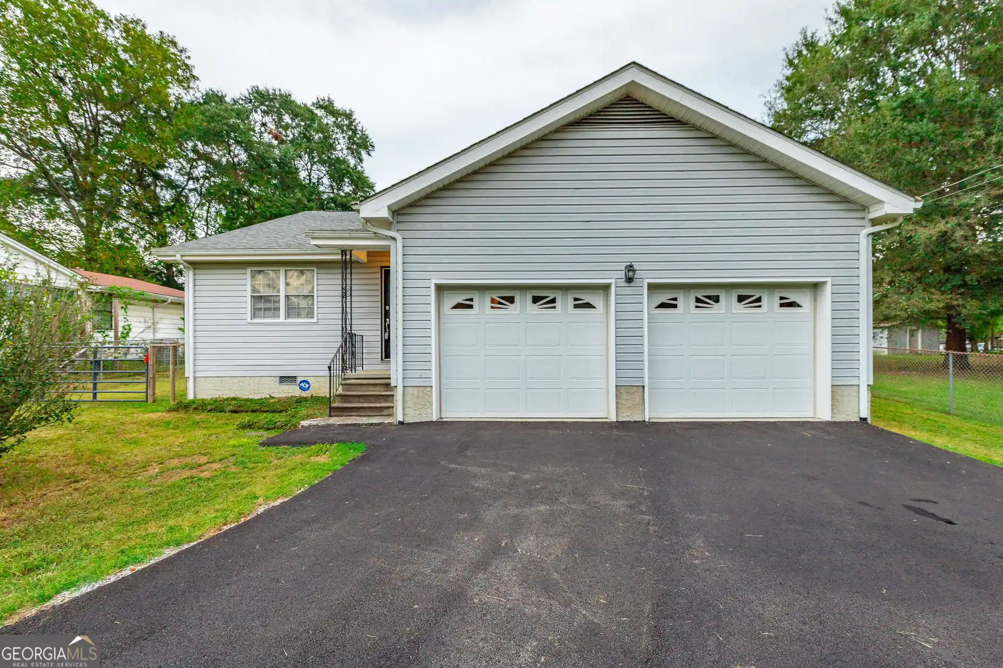 Photo 1 of Single family home for sale at 127 S Center St, Rossville, GA 30741 | MLS# 10855366 | Listing updated on 2026-10-23