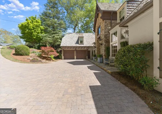 Photo 3 of Single family home for sale at 581 Pine Valley Rd Se, Marietta, GA 30067 | MLS# 10733096 | Listing updated on 2026-08-22