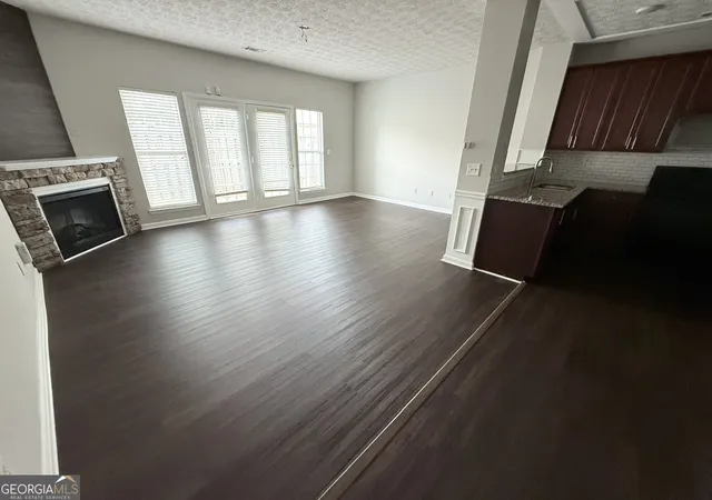 Listing Photo 4 - Condo for sale in building located at 4407 Stone Gate Wy, Atlanta, GA 30344 - Unit #149