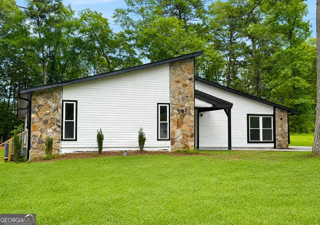 Photo 2 of Sale Pending at 7300 Buck Crk Dr, Fairburn, GA 30213 | MLS# 10790006 | Listing updated on 2026-09-30
