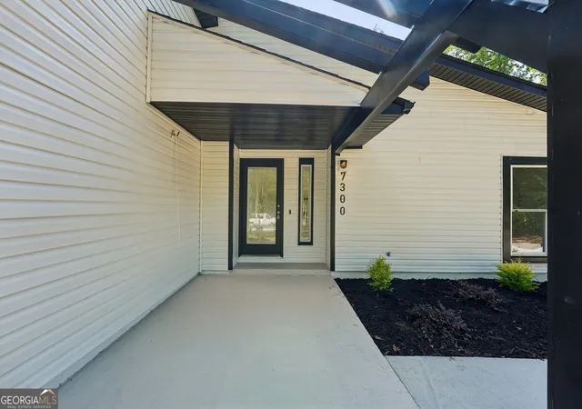 Photo 3 of Sale Pending at 7300 Buck Crk Dr, Fairburn, GA 30213 | MLS# 10790006 | Listing updated on 2026-09-30