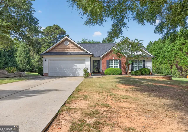 Photo 2 of Sale Pending at 800 Custom Ln, Winder, GA 30680 | MLS# 10833805 | Listing updated on 2026-09-16