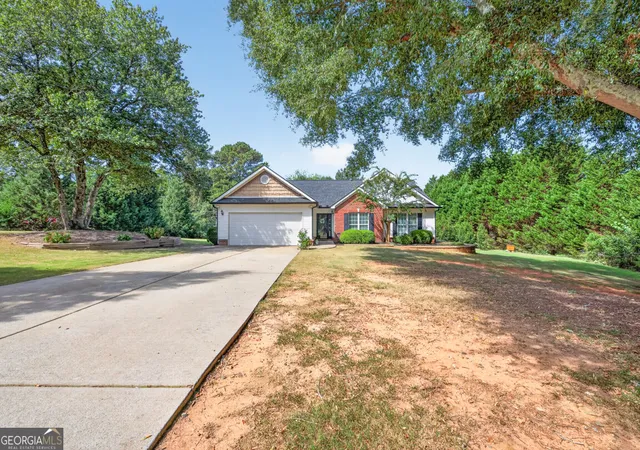 Photo 3 of Sale Pending at 800 Custom Ln, Winder, GA 30680 | MLS# 10833805 | Listing updated on 2026-09-16
