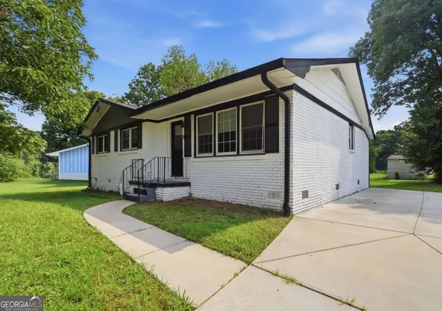 Photo 3 of Single family home for sale at 3422 Eisenhower Cir Se, Atlanta, GA 30354 | MLS# 10816320 | Listing updated on 2026-09-23