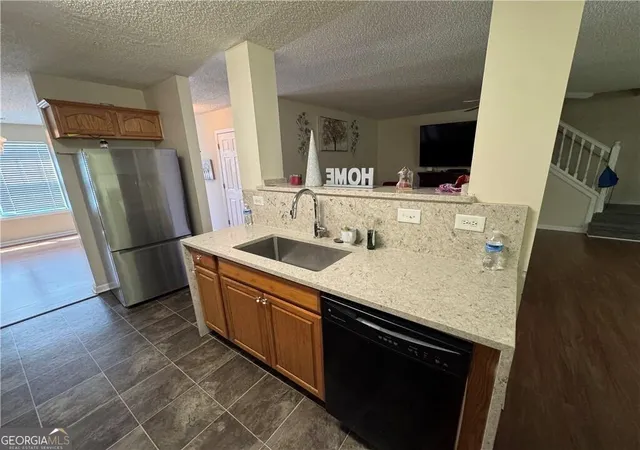 Photo 4 of Single family home for sale at 6231 Hickory Ln Cir, Union City, GA 30291 | MLS# 10741764 | Listing updated on 2026-05-11