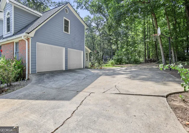 Photo 3 of Single family home for sale at 232 Lakewood Dr, Carrollton, GA 30117 | MLS# 10832434 | Listing updated on 2026-09-09