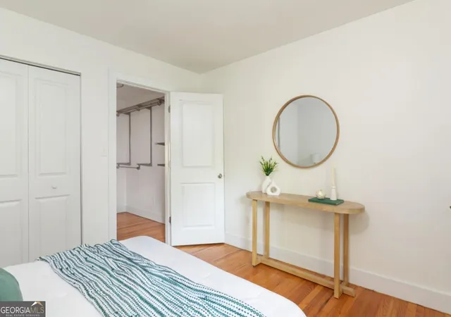 Listing Photo 2 - Condo for sale in building located at 2023 Oakview Rd Se, Atlanta, GA 30317 - Unit #223