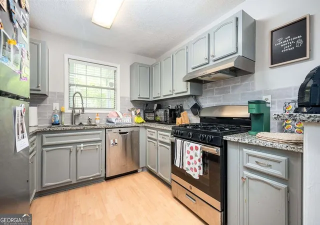 Listing Photo 2 - Condo for sale in building located at 1104 Natchez Trc, Sandy Springs, GA 30350 - Unit #