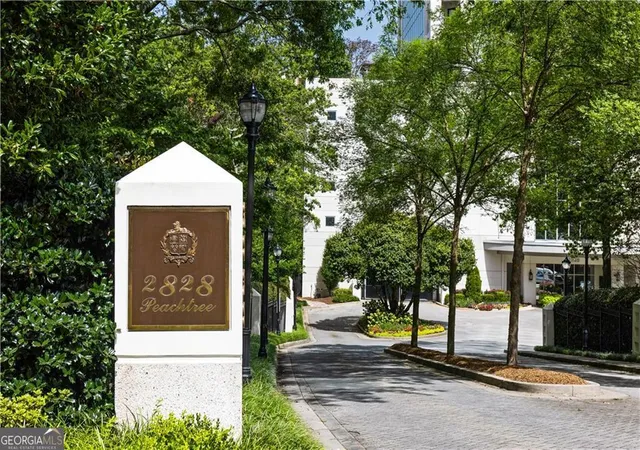 Listing Photo 2 - Condo for sale in building located at 2828 Peachtree Rd Ne, Atlanta, GA 30305 - Unit # 701