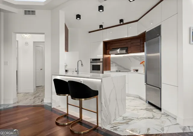 Photo 4 of Condo for sale at 2828 Peachtree Rd NE # 701, Atlanta, GA 30305 | MLS# 10788642 | Listing updated on 2026-09-13