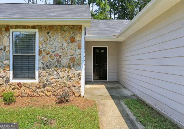 Photo 2 of Sale Pending at 819 Arbor Hill Dr, Stone Mountain, GA 30088 | MLS# 10826011 | Listing updated on 2026-09-18