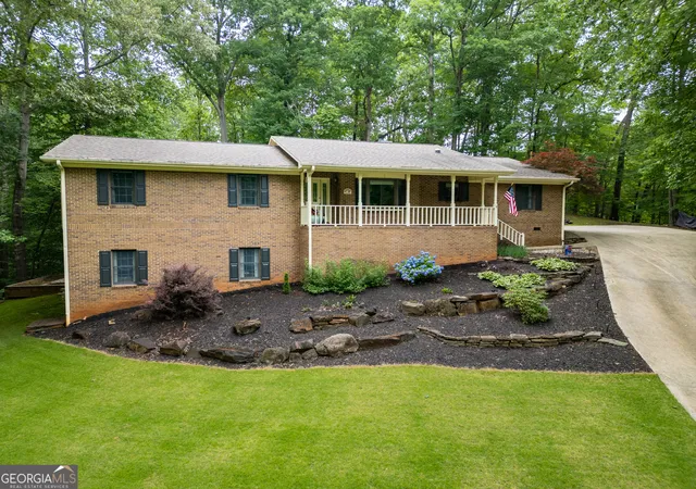 Photo 3 of Single family home for sale at 910 Chickasaw Dr, Westminster, SC 29693 | MLS# 10722948 | Listing updated on 2026-08-22