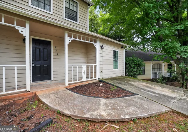 Photo 4 of Single family home for sale at 939 Lake Dr Ct, Stone Mountain, GA 30088 | MLS# 10807174 | Listing updated on 2026-10-16