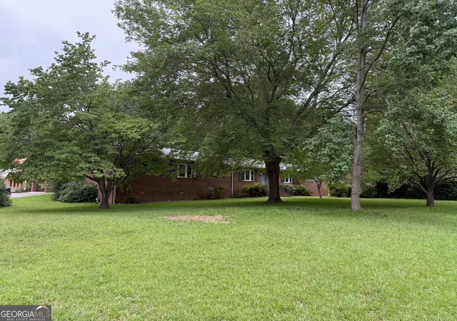 Photo 3 of Single family home for sale at 1406 Maplewood Dr, Macon, GA 31210 | MLS# 10818107 | Listing updated on 2026-08-17
