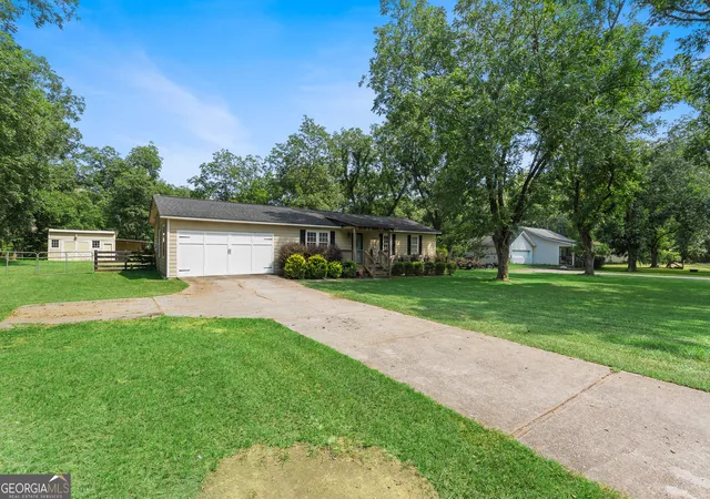 Photo 2 of Single family home for sale at 1911 Barnesville Rd, Griffin, GA 30224 | MLS# 10832934 | Listing updated on 2026-09-08