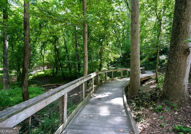 Listing Photo 2 - Condo for sale in building located at 276 Lakemoore Dr, Atlanta, GA 30342 - Unit #C