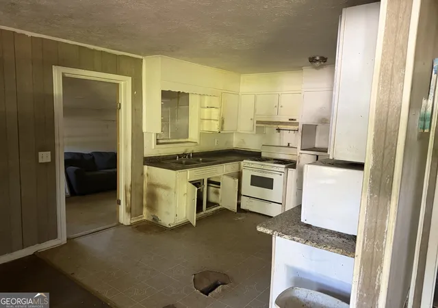 Photo 3 of Single family home for sale at 6168 Castlewood Dr, Morrow, GA 30260 | MLS# 10811915 | Listing updated on 2026-09-30