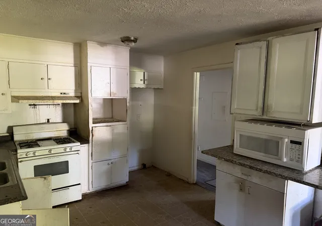 Photo 3 of Single family home for sale at 6168 Castlewood Dr, Morrow, GA 30260 | MLS# 10811915 | Listing updated on 2026-09-30