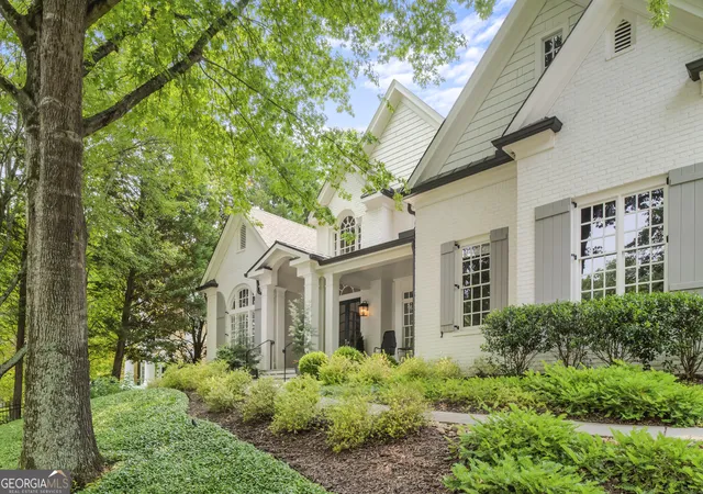 Photo 4 of Single family home for sale at 885 Carlton Rdg Ne, Atlanta, GA 30342 | MLS# 10732260 | Listing updated on 2026-10-08