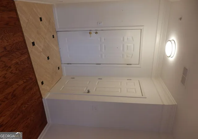 Listing Photo 1 - Condo for sale in building located at 3334 Peachtree Rd Ne, Atlanta, GA 30326 - Unit #1213