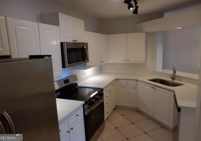 Listing Photo 2 - Condo for sale in building located at 3334 Peachtree Rd Ne, Atlanta, GA 30326 - Unit #1213