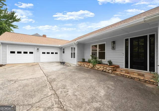 Photo 2 of Single family home for sale at 560 Saddle Crk Cir, Roswell, GA 30076 | MLS# 10810985 | Listing updated on 2026-09-13