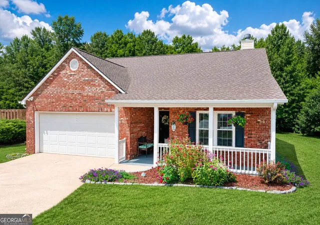 Photo 3 of Single family home for sale at 733 Jacoby Dr, Loganville, GA 30052 | MLS# 10821911 | Listing updated on 2026-08-31