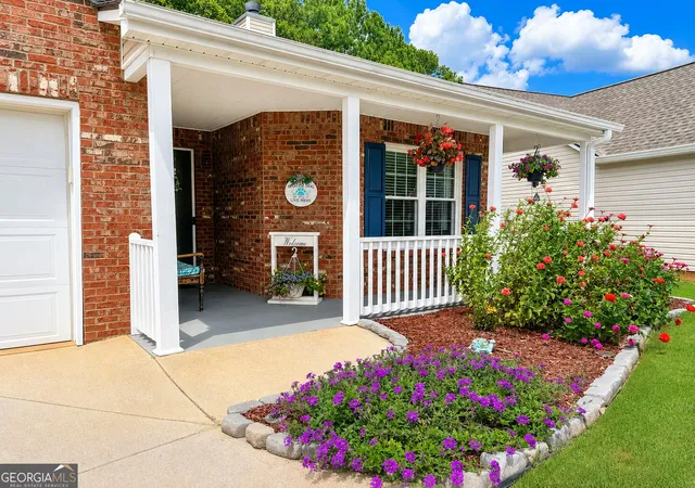 Photo 3 of Single family home for sale at 733 Jacoby Dr, Loganville, GA 30052 | MLS# 10821911 | Listing updated on 2026-08-31