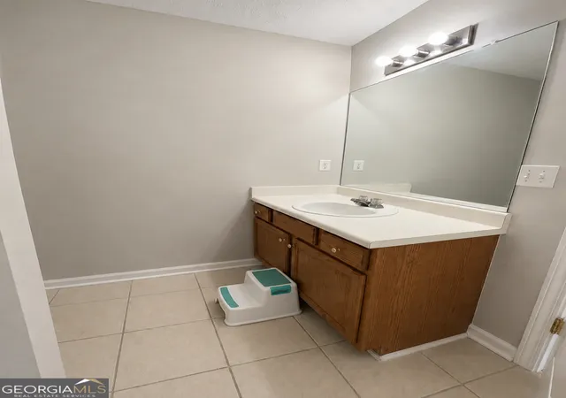 Photo 4 of Single family home for sale at 828 Tradd Ct, Stone Mountain, GA 30087 | MLS# 10783549 | Listing updated on 2026-10-08