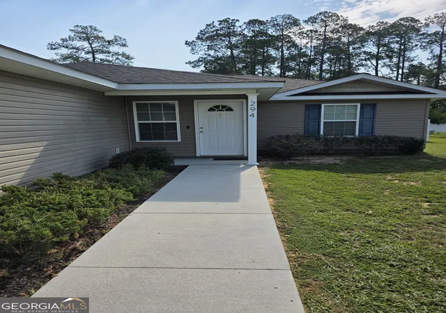 3rd image of 294 Lakeside Cir, Baxley, GA 31513 | MLS# 10832415