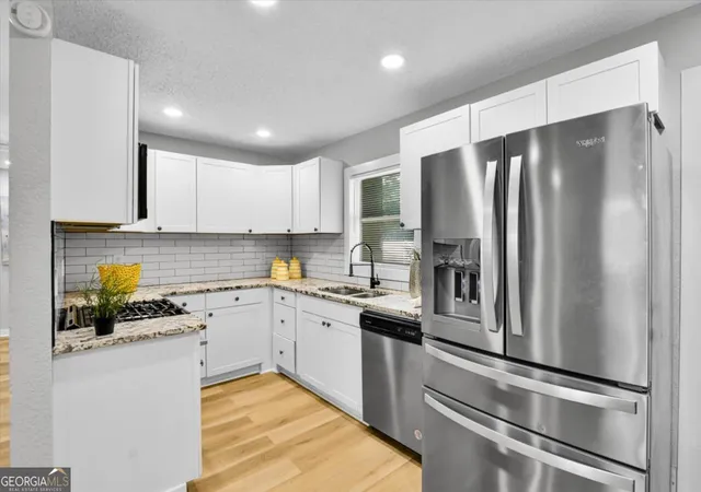 Photo 4 of Sale Pending at 662 Melrose Dr, Forest Park, GA 30297 | MLS# 10822418 | Listing updated on 2026-09-01