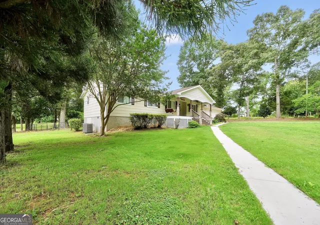 Photo 3 of Single family home for sale at 122 E Knight Rd, Mcdonough, GA 30252 | MLS# 10836932 | Listing updated on 2026-09-15
