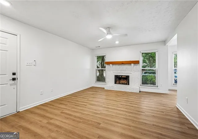 Listing Photo 5 - Condo for sale in building located at 1001 Lake Pointe Cir, Roswell, GA 30075