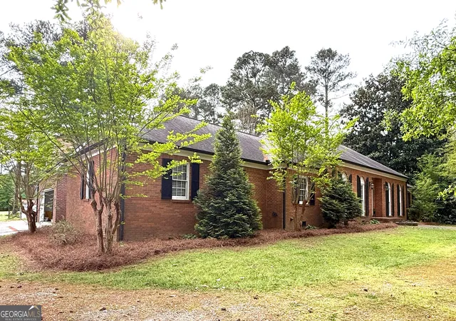 Photo 3 of Single family home for sale at 945 Poplar St, Monroe, GA 30655 | MLS# 10726585 | Listing updated on 2026-05-07