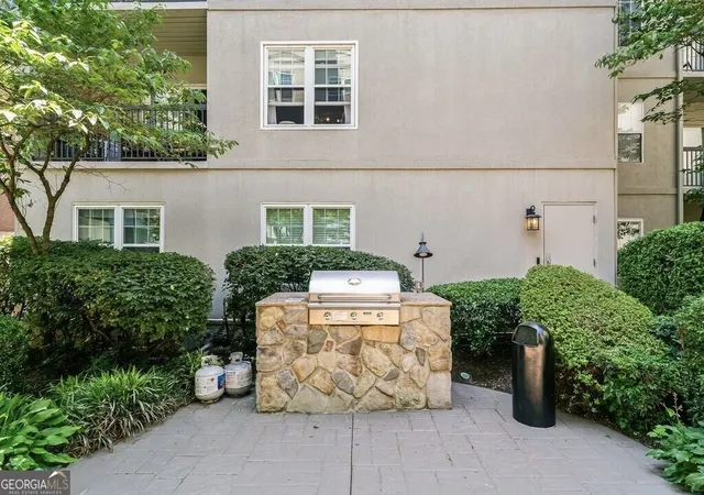 Listing Photo 2 - Condo for sale in building located at 1074 Peachtree Walk Ne, Atlanta, GA 30309 - Unit #B220