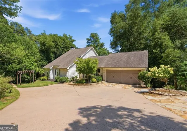 Photo 1 of Single family home for sale at 8190 Old Ml Dr, Gainesville, GA 30506 | MLS# 10802572 | Listing updated on 2026-10-02
