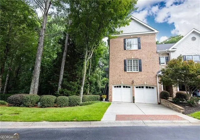 Photo 2 of Townhouse for sale at 5492 Glenridge Dr #524, Atlanta, GA 30342 | MLS# 10836210 | Listing updated on 2026-09-14