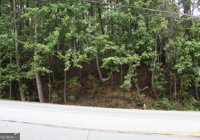 2nd image of 425 N Deshong Rd, Stone Mountain, GA 30087 | MLS# 10732950