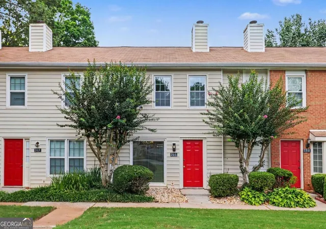 1st image of 201 Holcomb Ferry Rd, Roswell, GA 30076 | MLS# 10816775