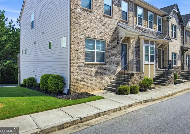Photo 2 of Townhouse for sale at 256 Ismal Dr Sw, Atlanta, GA 30331 | MLS# 10825495 | Listing updated on 2026-10-27
