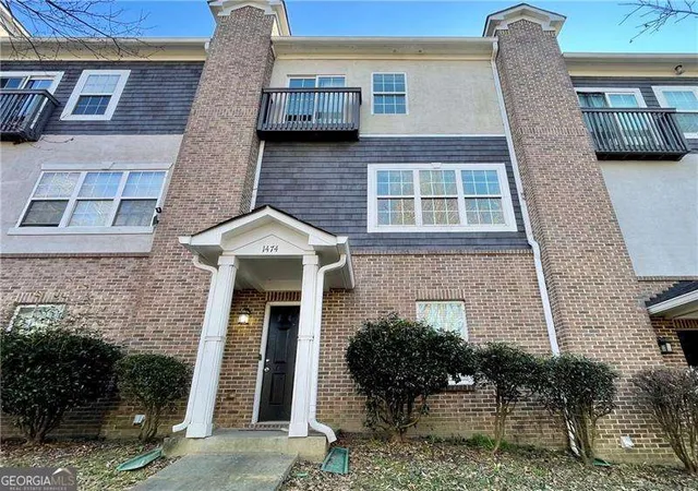 Listing Photo 2 - Condo for sale in building located at 1474 Talia Wood Cir NW, Atlanta, GA 30314