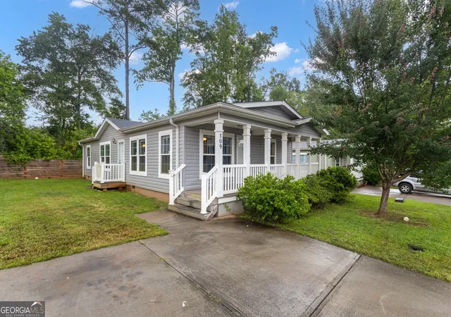 1st image of 109 Willow Dr E, Newnan, GA 30263 | MLS# 10799166