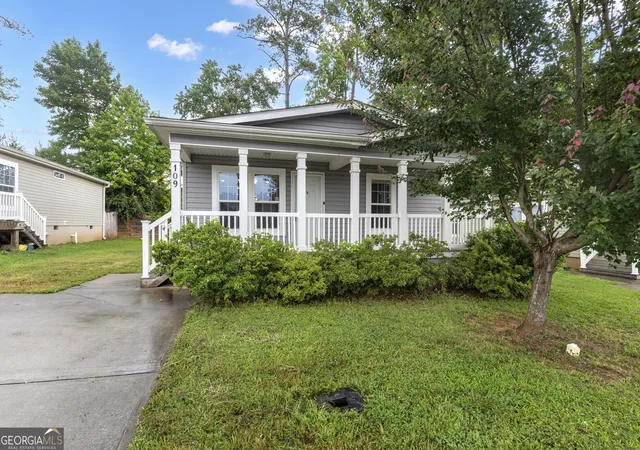 3rd image of 109 Willow Dr E, Newnan, GA 30263 | MLS# 10799166