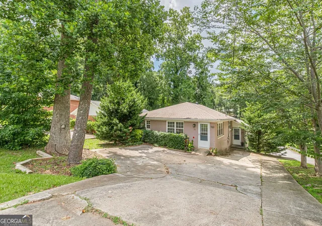 2nd image of 1121 Glendale Dr, Atlanta, GA 30344 | MLS# 10803275