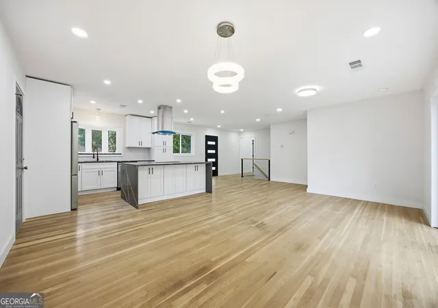 Photo 2 of Single family home for sale at 42 Belle Isle Rd, Atlanta, GA 30342 | MLS# 10835036 | Listing updated on 2026-09-11