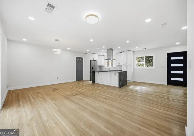 Photo 3 of Single family home for sale at 42 Belle Isle Rd, Atlanta, GA 30342 | MLS# 10835036 | Listing updated on 2026-09-11