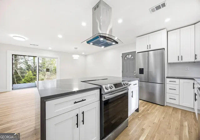 Photo 4 of Single family home for sale at 42 Belle Isle Rd, Atlanta, GA 30342 | MLS# 10835036 | Listing updated on 2026-09-11